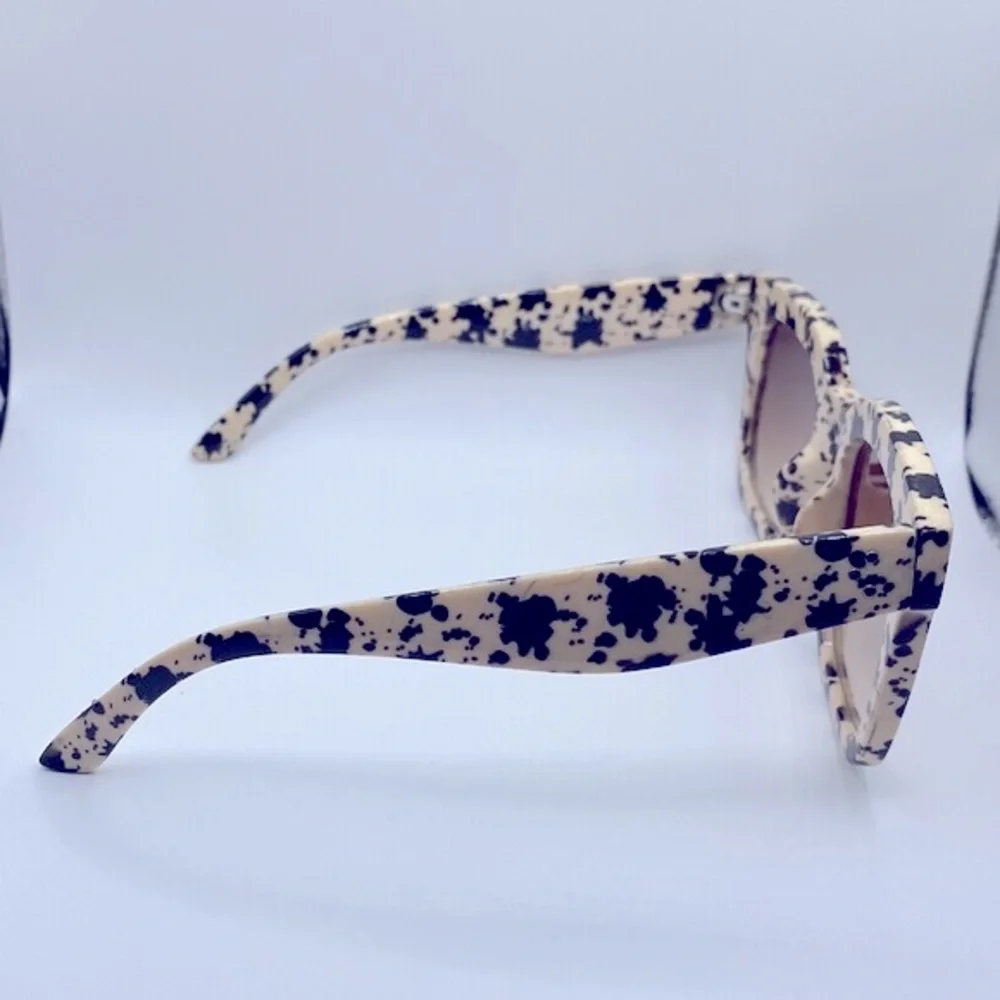 2 Pairs of Oversized Plastic Frame Sunglasses